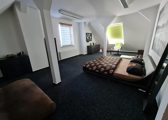 6 Bedroom Private Apartment & Lounge